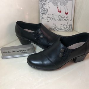Clarks black low heeled shoes